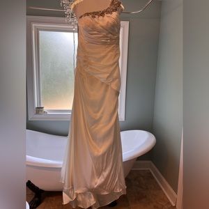 David’s Bridal Galina Signature Wedding Dress. Size 10